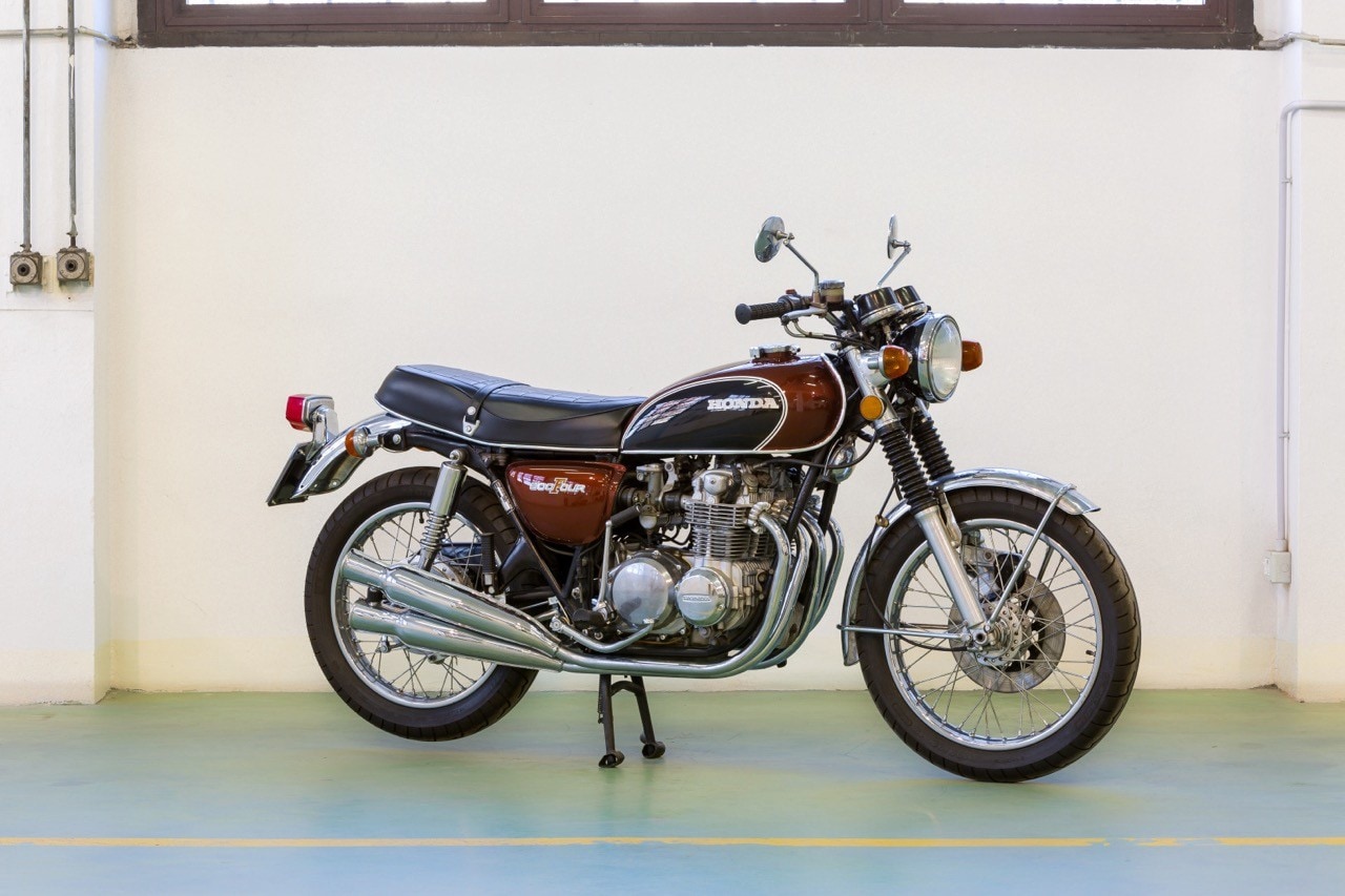 <div class='descrGalleryTitle'>Honda CB 500 Four</div><div class='descrGalleryText'><p>La si può identificare come la sorella minore della mitica 750, ma la <b>CB 500 Four</b> ha una dignità tutta propria, nata da un progetto a sé stante e non necessariamente inferiore a quello della maxi. La cura costruttiva è la stessa, c’è qualche cavallo in meno, circa una ventina, ma anche parecchio peso in meno. Questa CB 500 Four è regolarmente immatricolata e si presenta in ottime condizioni; se trattata con cura è certamente una moto che ancora oggi può dare grandi soddisfazioni nella passeggiata in collina domenicale. La stima di prezzo, poi, la rende <b>tutto sommato accessibile</b>: siamo tra i 4 e i 5.000 euro.</p>
</div>
